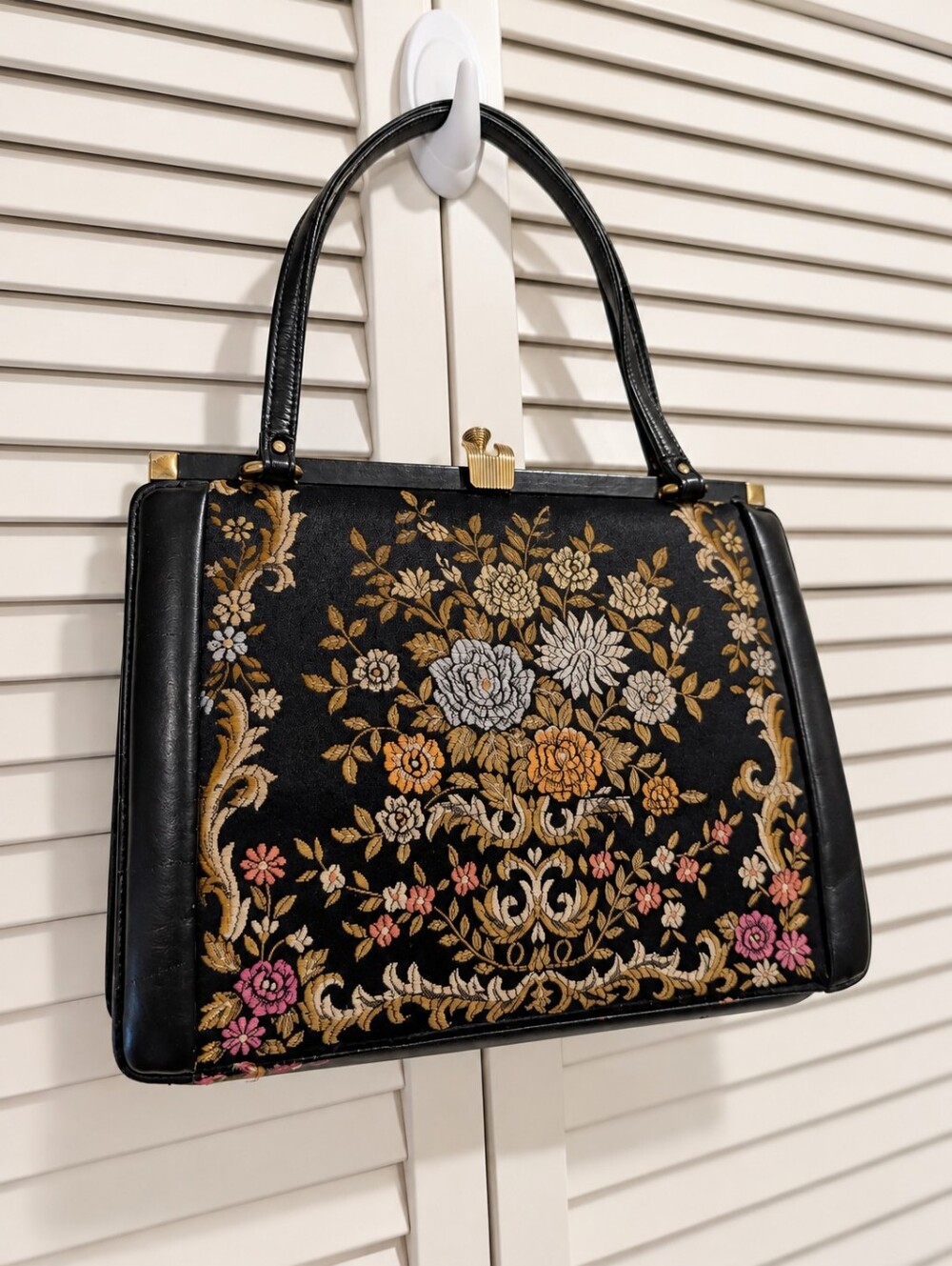 Vintage Black Floral Tapestry Handbag Kiss Lock Purse w/ Coin Purse